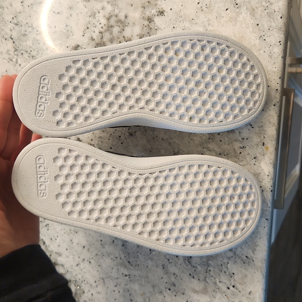 Kids Adidas Sneakers velcro shell-ish toes - Picture 2 of 3